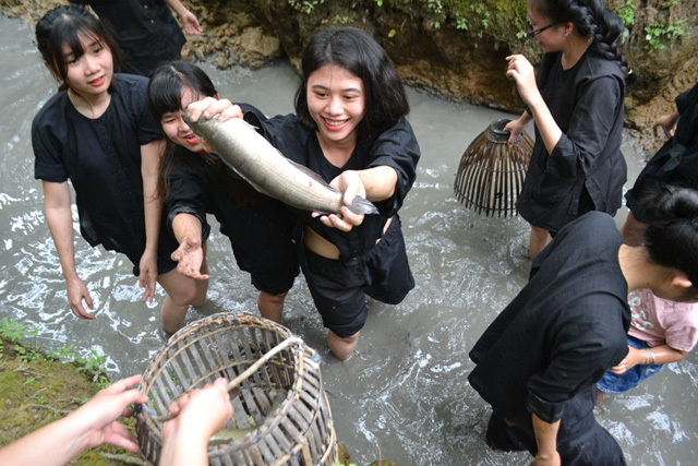 Tát mương bắt cá Khu Du Lịch Vinh Sang