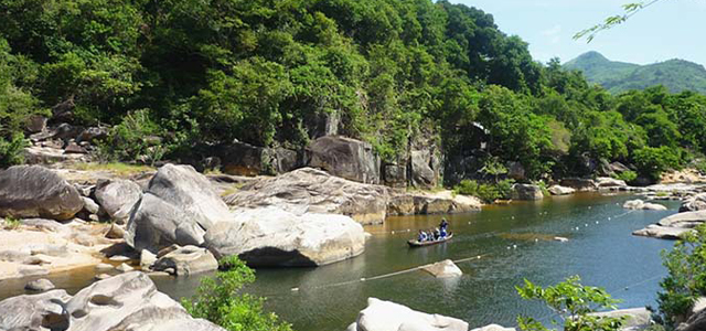 Tham quan bằng đò khu du lịch sinh thái Hầm Hô