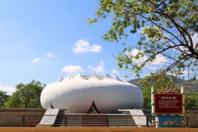 Tượng đài tưởng nhớ vụ thảm sát Ba Chúc
