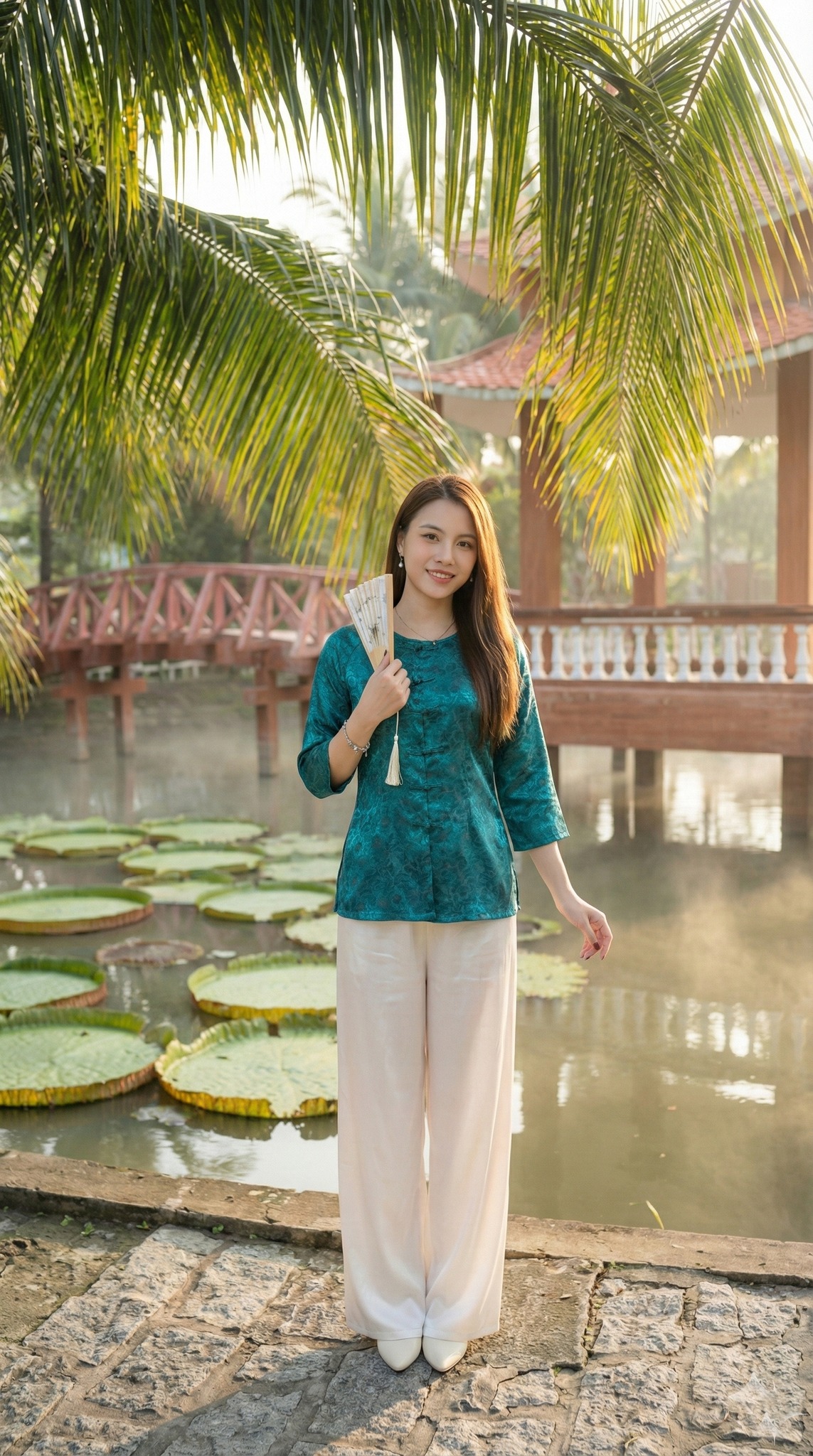 Cầu đỏ bắc qua hồ sen