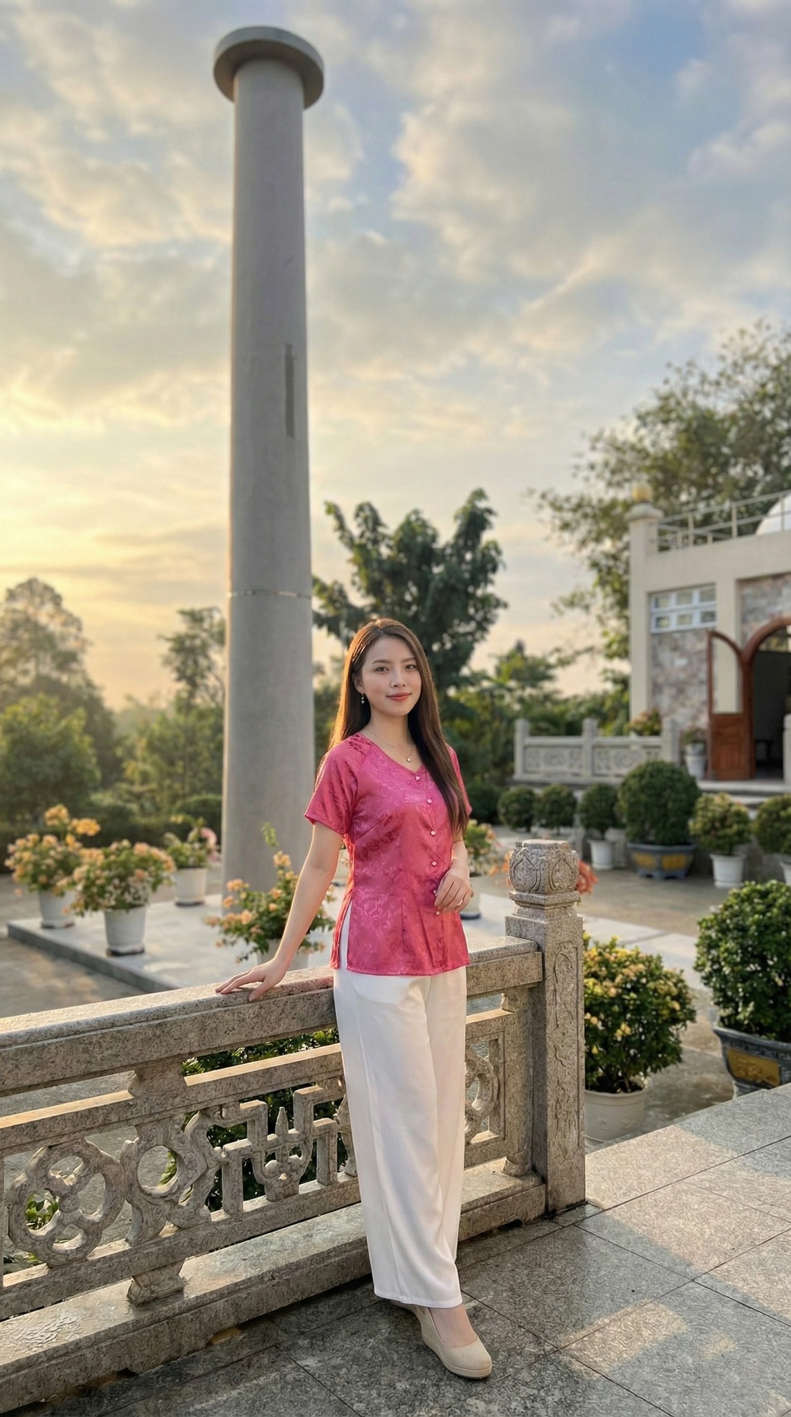 Chụp với cột đá Ashoka