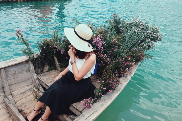 Thuyền hoa Hồ đá xanh
