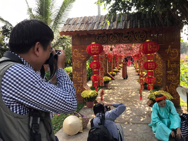 Chụp ảnh bên xe Ao Sen Gò Me Xuân