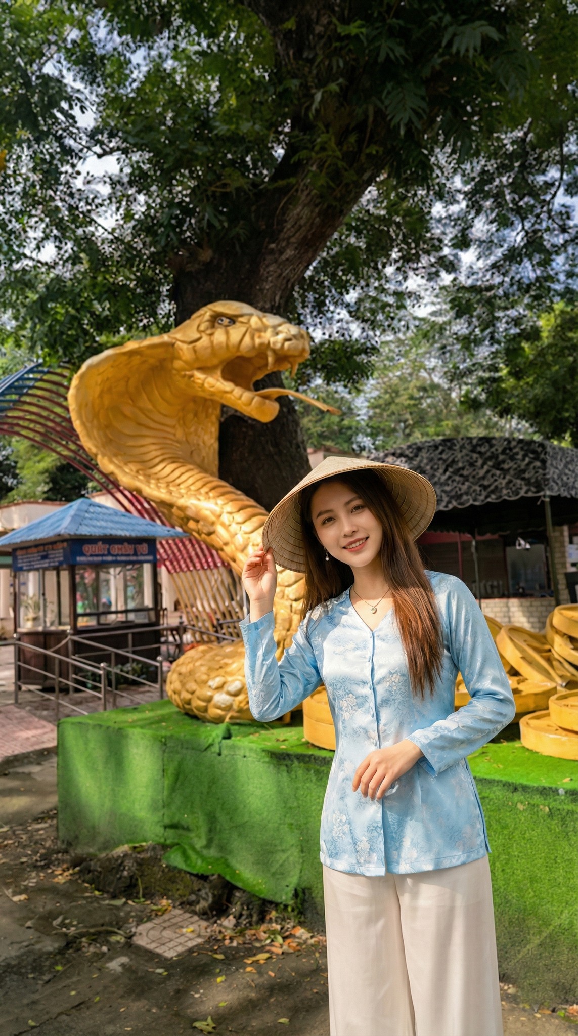 Tượng rắn hổ mang chúa bằng vàng