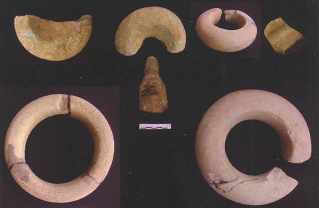 Vòng tay đá di tích dốc chùa