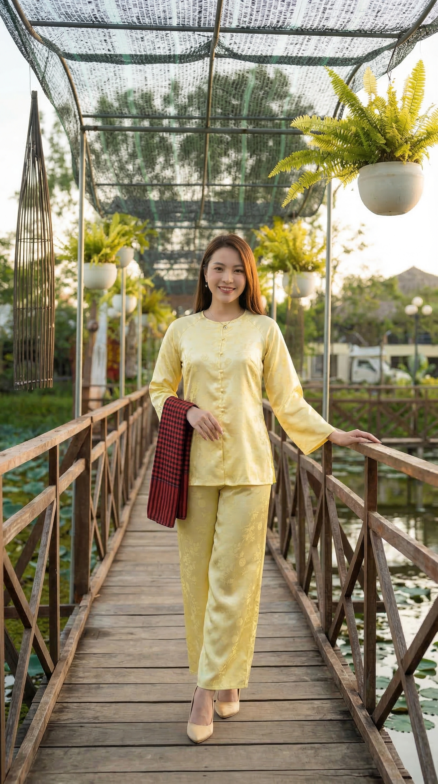 Dạo bước trên cây cầu ván bắc qua đầm sen