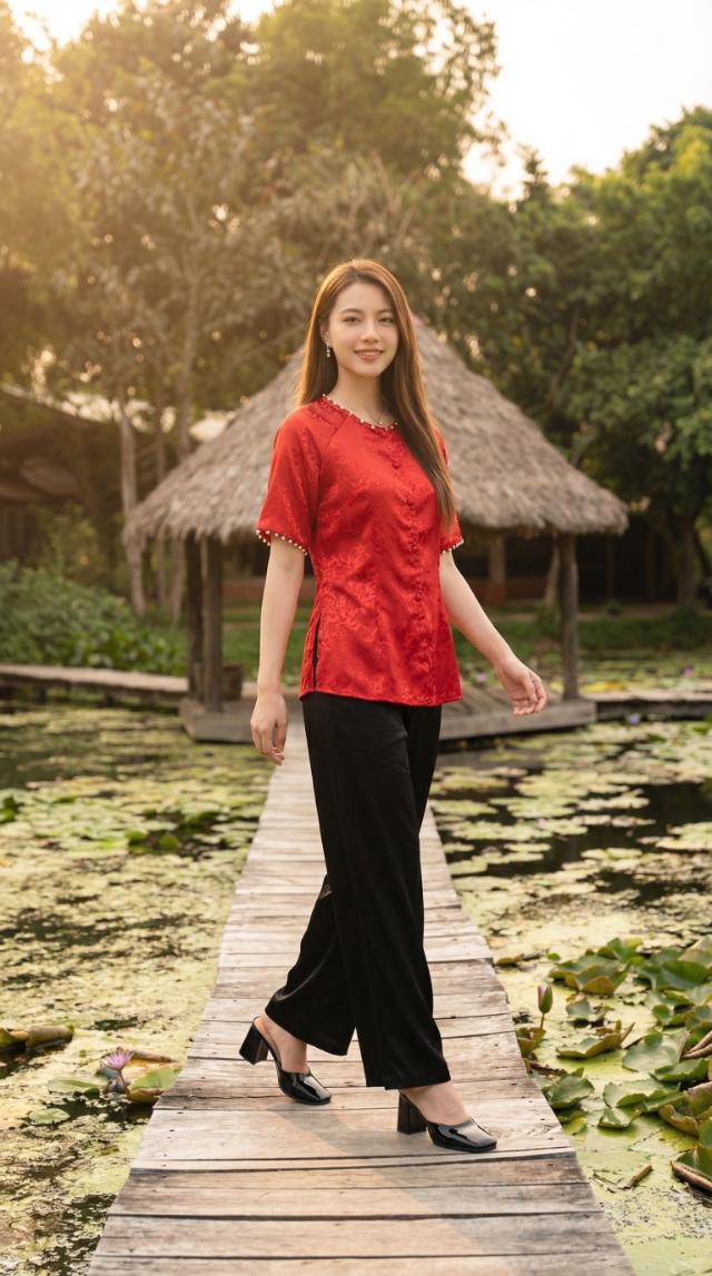 Tạo dáng trên cầu gỗ giữa hồ sen