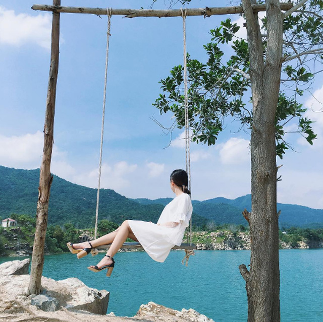 Xích đu hồ đá xanh